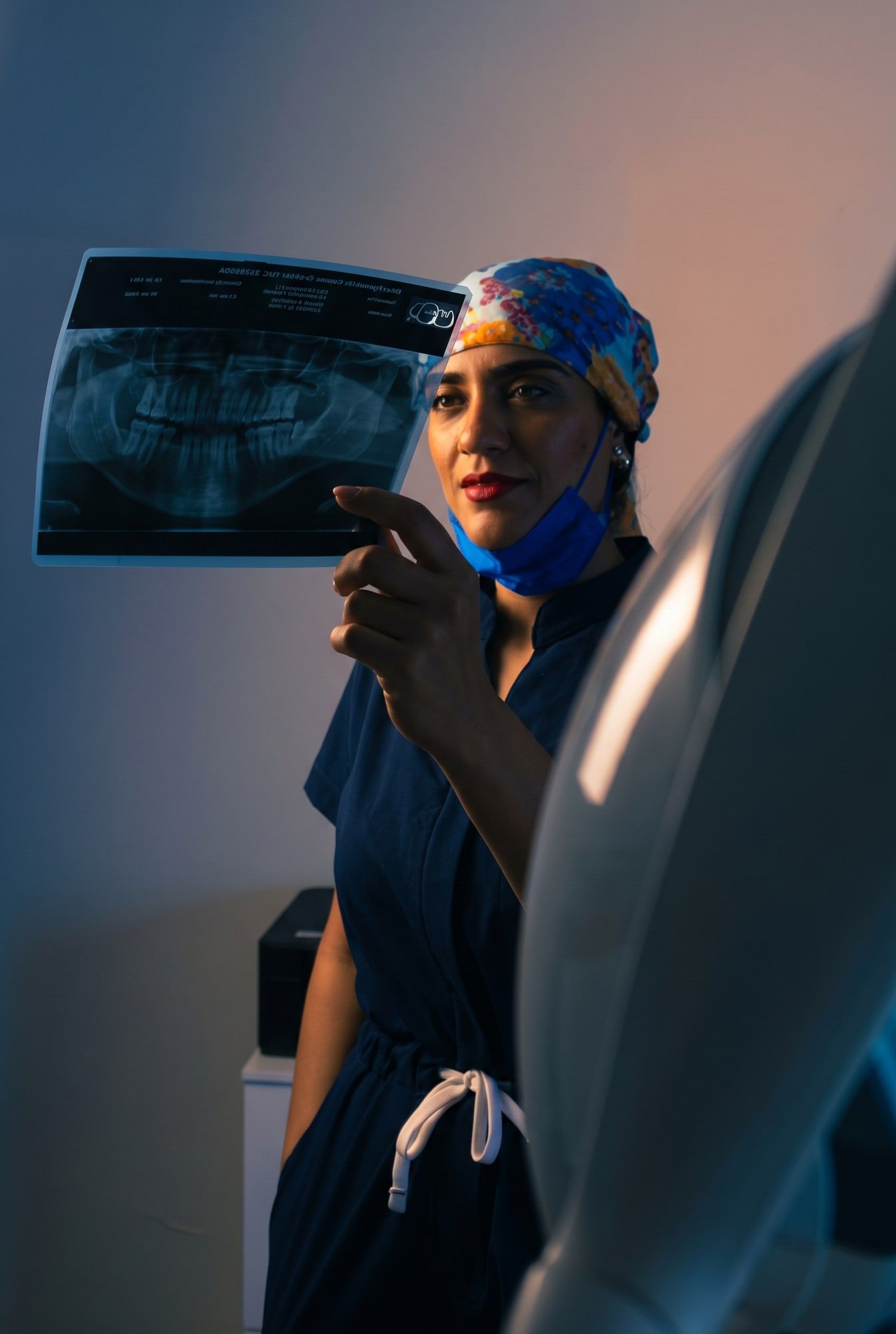 La doctora revisa una radiografía panorámica